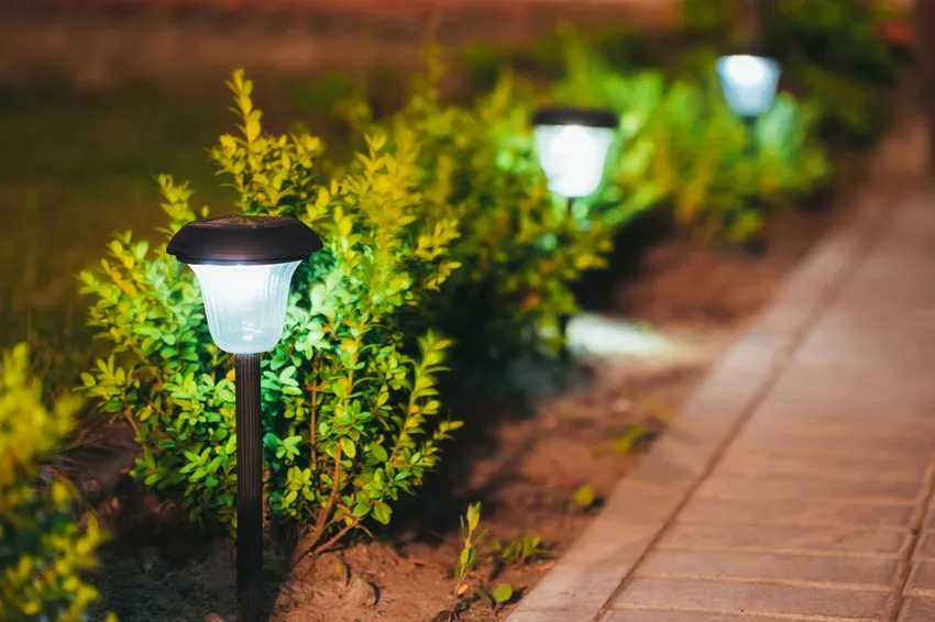 Lighting the garden path with solar lamps - 4 creative ideas