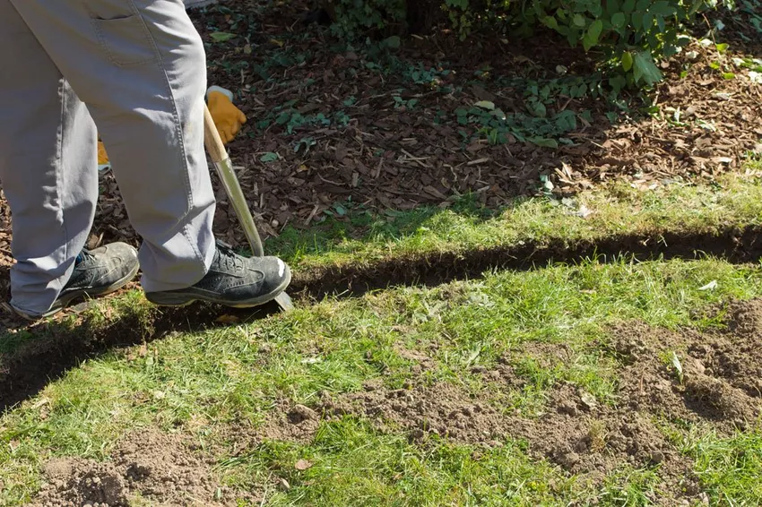 Laying metal lawn edging - explained step by step