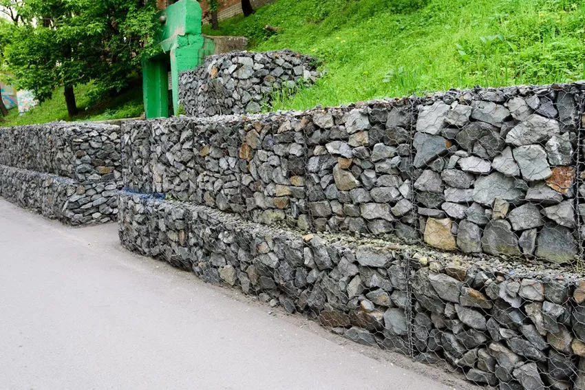 Fasten a slope with gabions - explained step by step