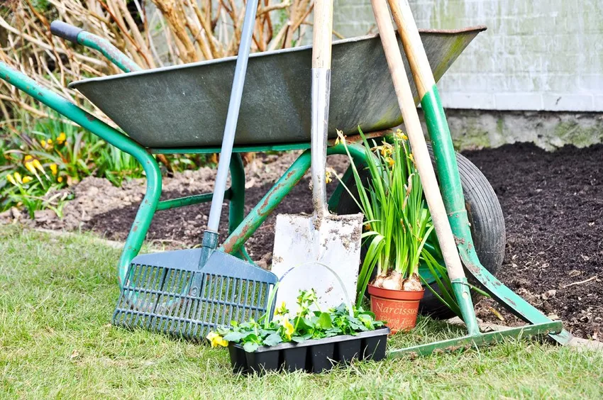 Store garden tools - 6 practical ways