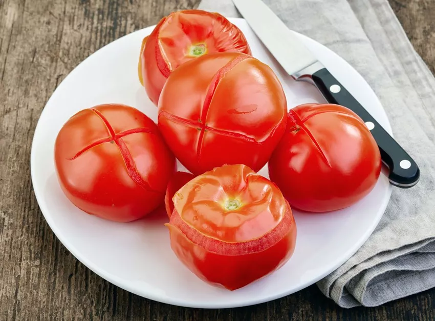 Blanching tomatoes in 4 steps