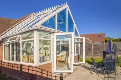 Sun protection in the conservatory - possibilities for inside and outside