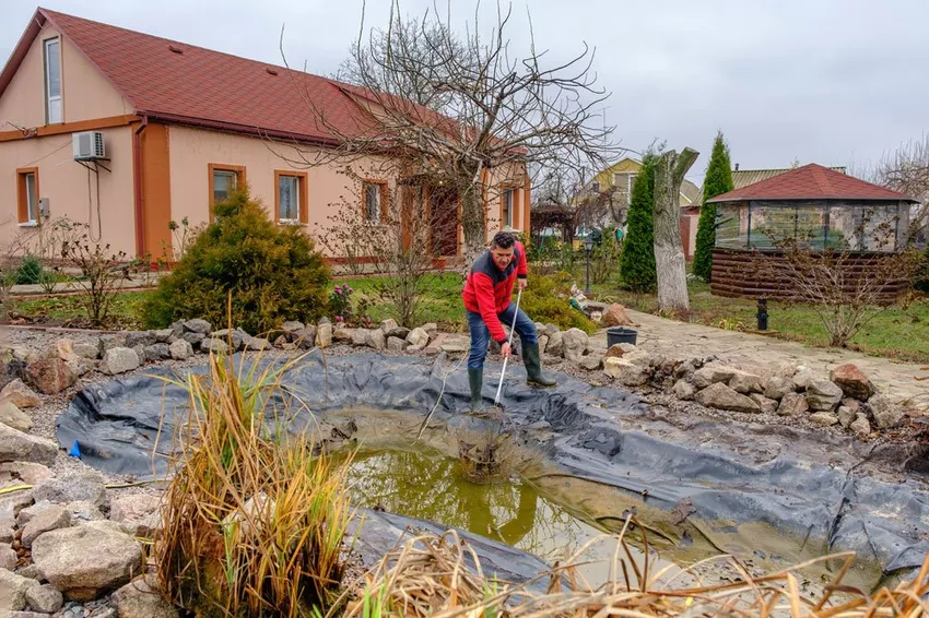 Desludge the garden pond - instructions and tips for reducing sludge