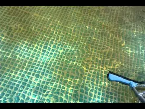 Video: Brown water in the pool - vitamin C helps