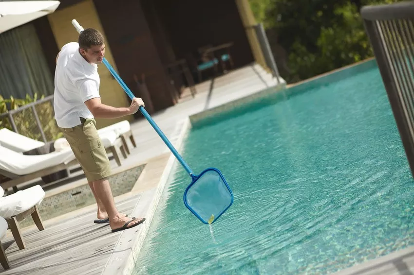 Effective cleaning of your own garden pool - this is how it works!