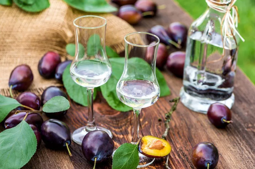 Make plum schnapps yourself - plum liqueur is that easy!