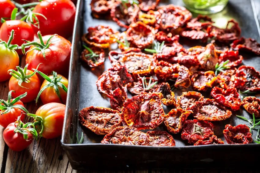 Dry tomatoes in the oven - it's that easy